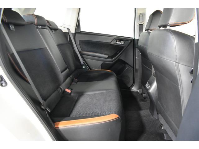 リヤシートはリクライニング機能を兼ね備えており、ゆったりとした、シートポジションを確保できます。