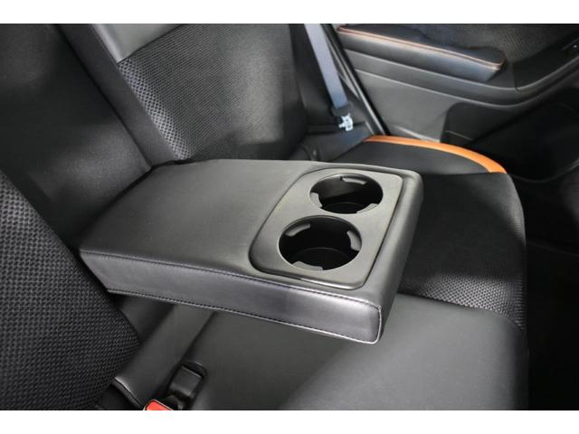 リヤシートセンターアームレスト。　カップホルダー付で、後席にも快適なドライブを提供します。