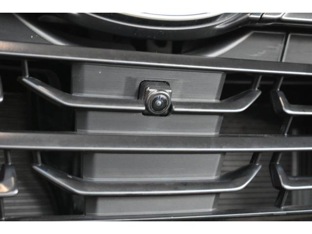 フロントグリルに装着されたカメラの映像をディスプレイに表示。自車の前方の様子が確認でき、見通しの悪い交差点や駐車・発進時などの前方確認をサポートします。