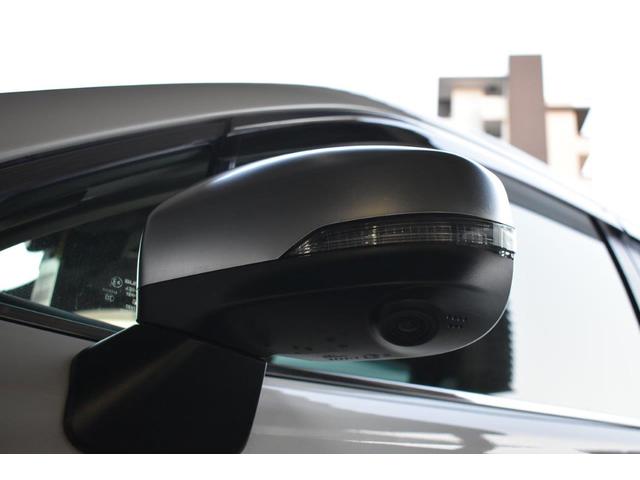 助手席側ドアミラーに装着されたカメラの映像をディスプレイに表示。自車の助手席側前方の様子が確認でき、狭い道への進入やすれ違い、道路端への幅寄せ駐車などをより安心して行うことができます。