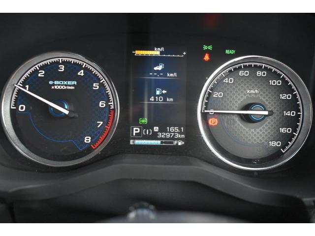 ブラック基調の文字盤と金属調のリングがスポーティさと先進感を演出するルミネセントメーターです