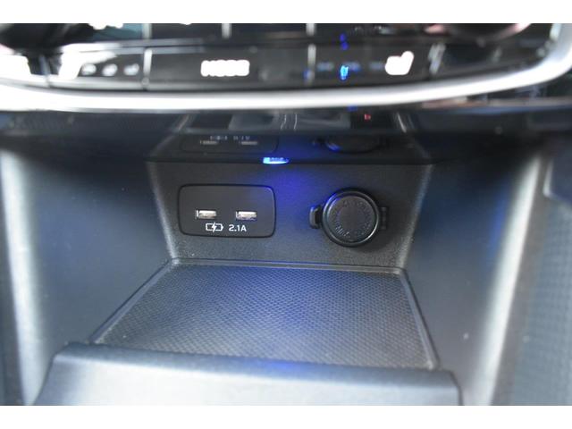 ＵＳＢ充電口が２つとソケット電源が１つございます