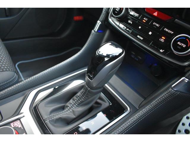 シフトレバーはＬ字型のシフトチェンジになっていまして、Ｄレンジ走行で、右側へレンジを切り替えて頂く事で、マニュアルモードでの走行を楽しいんで頂けます。