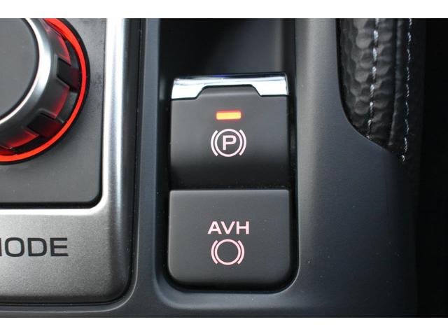 パーキングブレーキをスイッチひとつで作動・解除できる電動パーキングブレーキ。発進時はアクセルを踏むだけで解除できます。