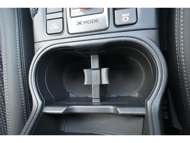 フロントカップホルダー装備ペットボトルなども置くことができます。