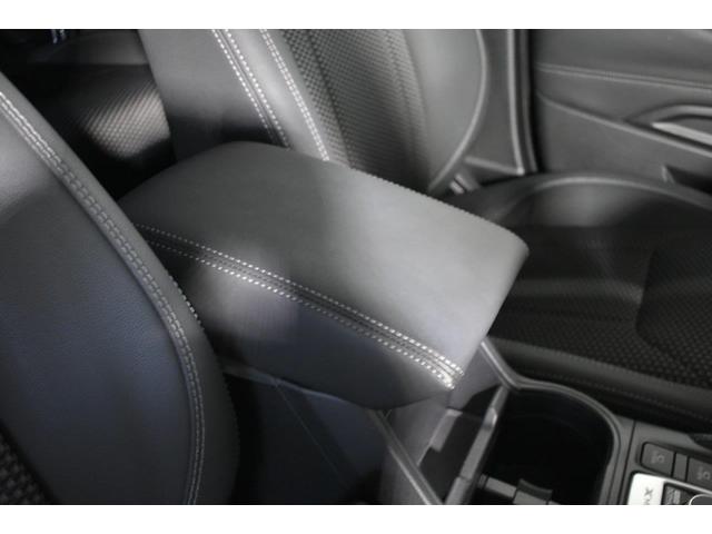 フロアーコンソールＢＯＸ　十分な容量を確保するとともに、アームレストとしても使える多機能的なコンソールＢＯＸです。