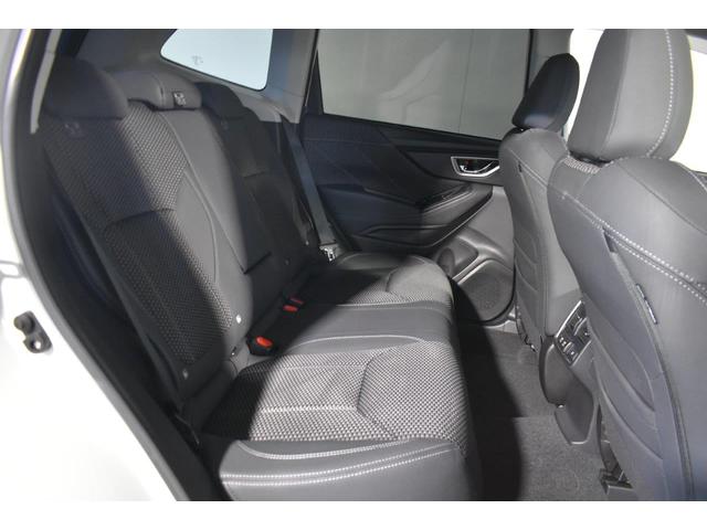 リヤシートはリクライニング機能を兼ね備えており、ゆったりとした、シートポジションを確保できます。