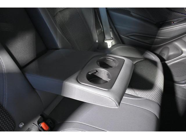 リヤシートセンターアームレスト。　カップホルダー付で、後席にも快適なドライブを提供します。