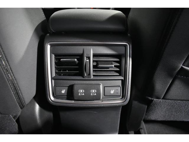 後部座席用にもエアコン吹き出し口があり同乗者の方も快適です