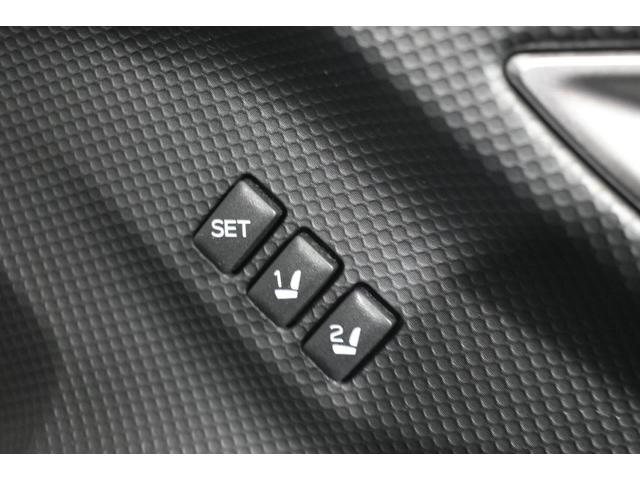 運転席シートポジションメモリー機能　：　リフター、チルト、リクライニングの各ポジションを自動的に再現できます。