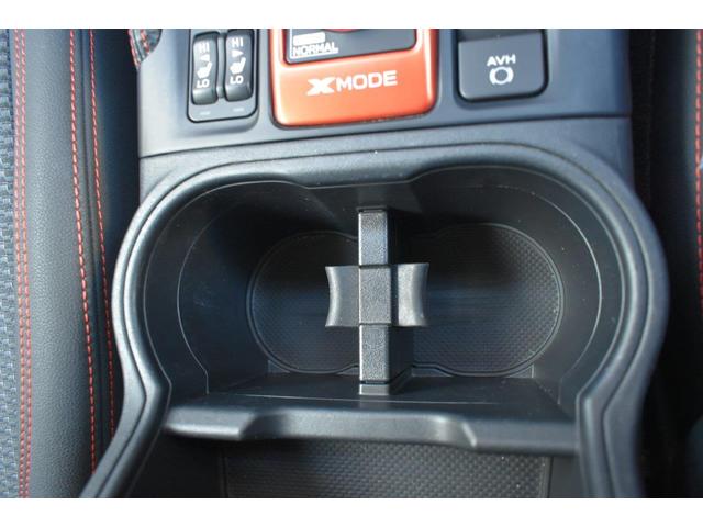 フロントカップホルダー装備ペットボトルなども置くことができます。