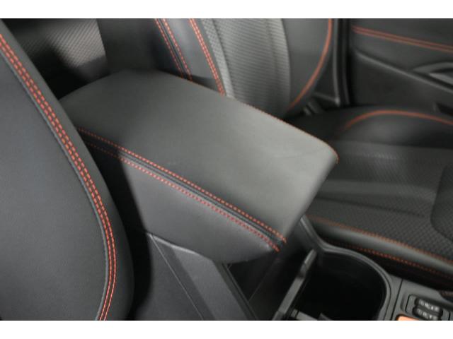 フロアーコンソールＢＯＸ　十分な容量を確保するとともに、アームレストとしても使える多機能的なコンソールＢＯＸです。