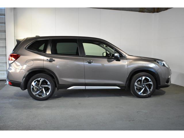 フォレスター アドバンス ワンオーナー E型モデル フロントカメラ・左サイドカメラ・左右独立温度調整機能付きフルオートエアコン装備・パドルシフト機能・レザーシート・フロントパワーシート・スマートリヤビューミラー・電動リヤゲート・18インチアルミホイール(11枚目)