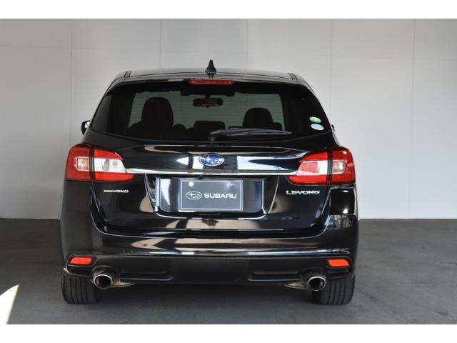 ハイマウントストップランプを内蔵した、リヤスポイラー装備。右側リヤコンビレンズには、リヤフォグランプを装備し霧などの悪天候時に、後方車両からの視認性を高めます。