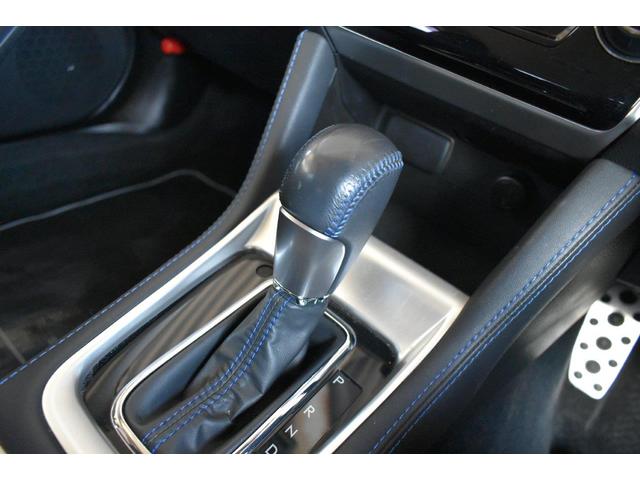 シフトレバーはＬ字型のシフトチェンジになっていまして、Ｄレンジ走行で、右側へレンジを切り替えて頂く事で、マニュアルモードでの走行を楽しいんで頂けます。