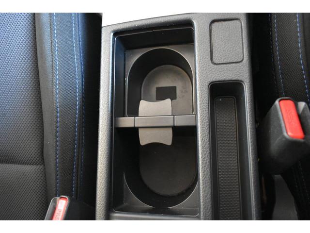 フロントカップホルダー装備ペットボトルなども置くことができます。