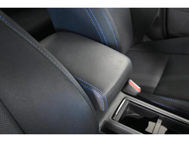 フロアーコンソールＢＯＸ　十分な容量を確保するとともに、アームレストとしても使える多機能的なコンソールＢＯＸです。