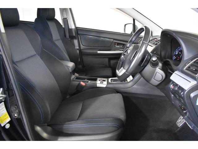 適正な運転姿勢を支えるフロントスポーツシート。