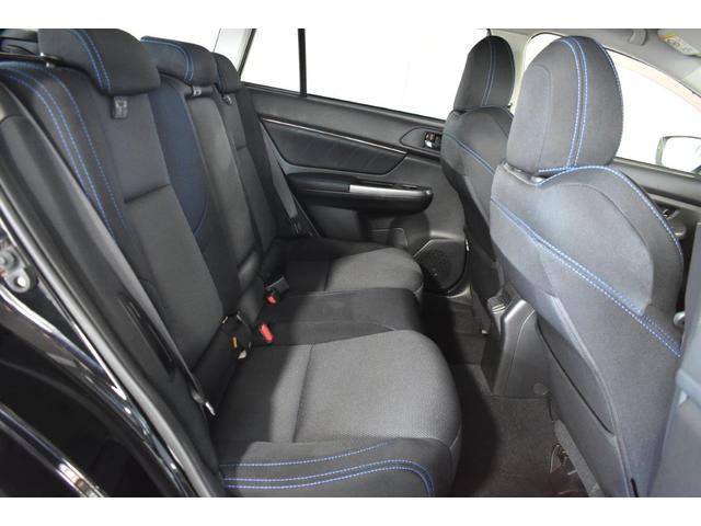 リヤシートはリクライニング機能を兼ね備えており、ゆったりとした、シートポジションを確保できます。