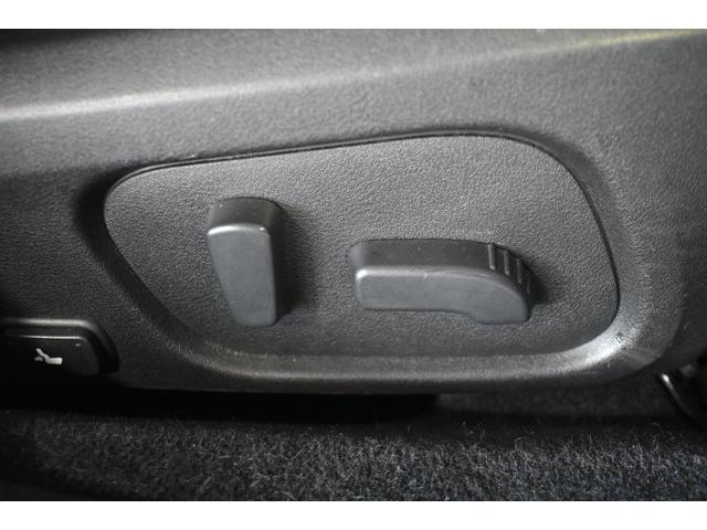 座面と前端部の高さ、前後位置、背もたれ角度の調整を電動で行えます。無段階で細かく動かせるため、体格に合わせた適切なポジションに設定できます。運転席はランバーサポートも調整可能です