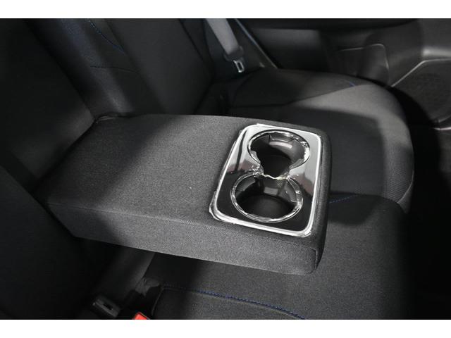 リヤシートセンターアームレスト。　カップホルダー付で、後席にも快適なドライブを提供します。