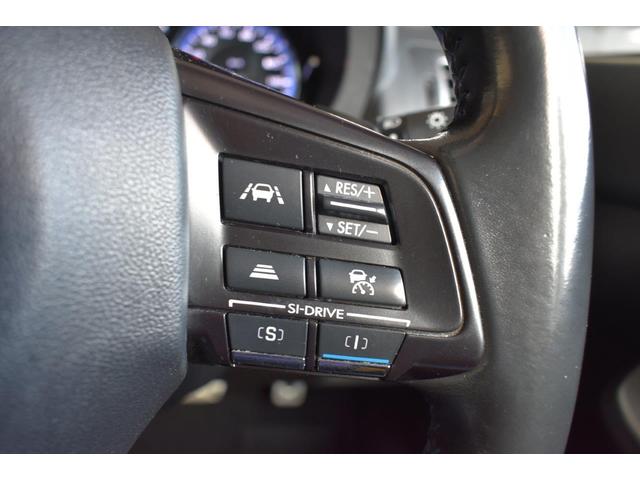 ステアリング右側に装備しているアイサイト・追尾スイッチ。こちらのスイッチにて高速走行時のアイサイト追尾巡航のＯＮ・ＯＦＦを行います。