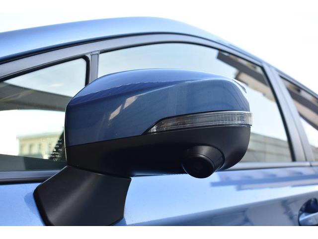 助手席側ドアミラーに装着されたカメラの映像をディスプレイに表示。自車の助手席側前方の様子が確認でき、狭い道への進入やすれ違い、道路端への幅寄せ駐車などをより安心して行うことができます。