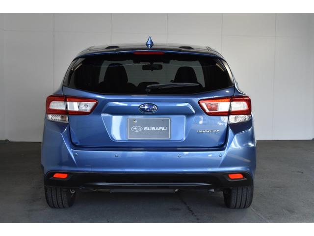 ハイマウントストップランプを内蔵した、リヤスポイラー装備。右側リヤコンビレンズには、リヤフォグランプを装備し霧などの悪天候時に、後方車両からの視認性を高めます。