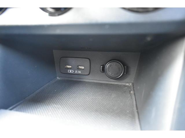 ＵＳＢ充電口が２つとソケット電源が１つございます