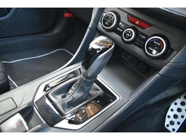 シフトレバーはＬ字型のシフトチェンジになっていまして、Ｄレンジ走行で、右側へレンジを切り替えて頂く事で、マニュアルモードでの走行を楽しいんで頂けます。