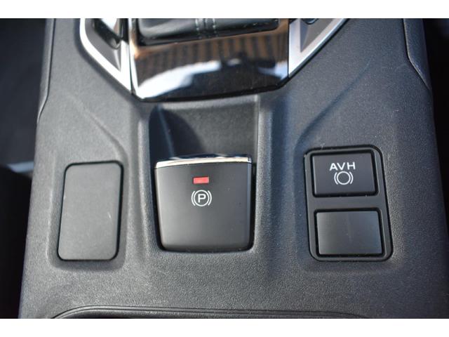 パーキングブレーキをスイッチひとつで作動・解除できる電動パーキングブレーキ。発進時はアクセルを踏むだけで解除できます。