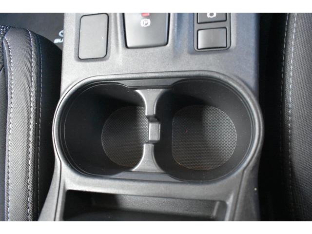 フロントカップホルダー装備ペットボトルなども置くことができます。