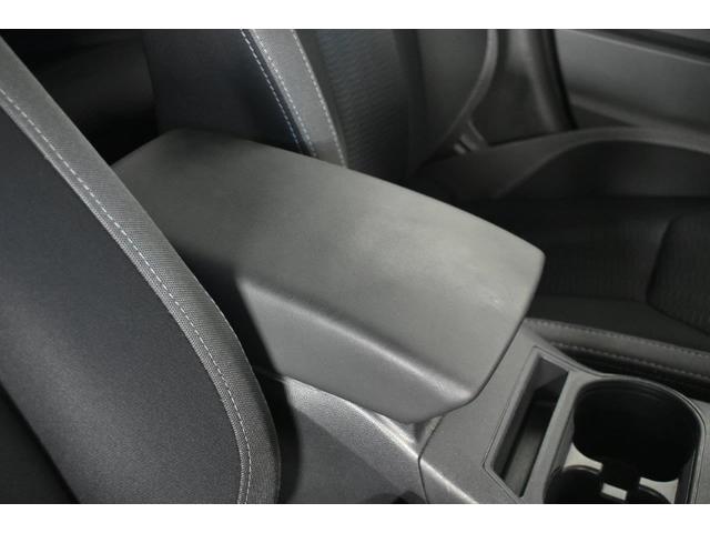 フロアーコンソールＢＯＸ　十分な容量を確保するとともに、アームレストとしても使える多機能的なコンソールＢＯＸです。