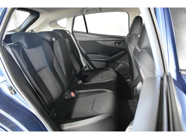 リヤシートもゆったりお過ごし頂けるスペースを確保しております♪