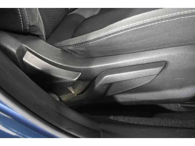 運転席にはシートリフターが装備しておりシートの高さ調整が可能です。