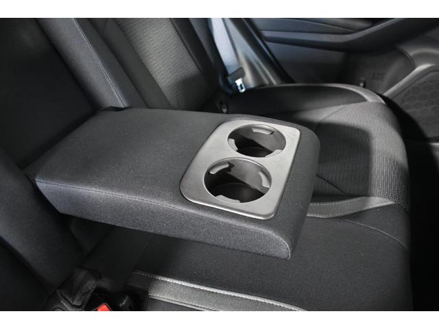 リヤシートセンターアームレスト。　カップホルダー付で、後席にも快適なドライブを提供します。