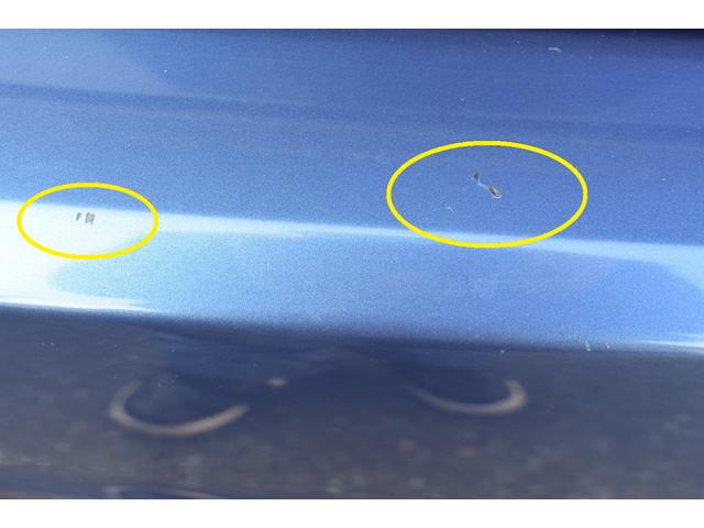 印のところに傷があります。