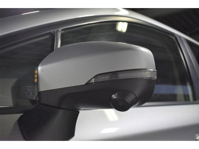 助手席側ドアミラーに装着されたカメラの映像をディスプレイに表示。自車の助手席側前方の様子が確認でき、狭い道への進入やすれ違い、道路端への幅寄せ駐車などをより安心して行うことができます。