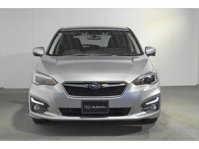 フロントのＡピラー（フロントガラスの柱）を細くしたり、リヤクオーターガラス（後部座席横の小さな窓）を大きくしたりするなど、死角を減らす設計がなされています。