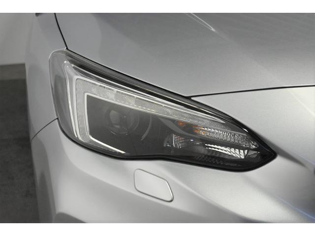 ＬＥＤヘッドランプは白色または青白い光を放ちます。夜間でも遠くまで見通しが良くなり、道路標識や歩行者をより早く認識できます。