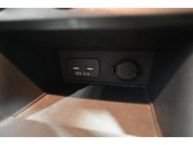 ＵＳＢ充電口が２つとソケット電源が１つございます。