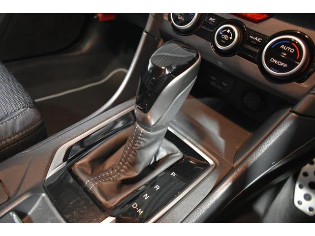 シフトブーツ、ピアノブラック調加飾パネル付きの本革巻セレクトレバーが採用されています。