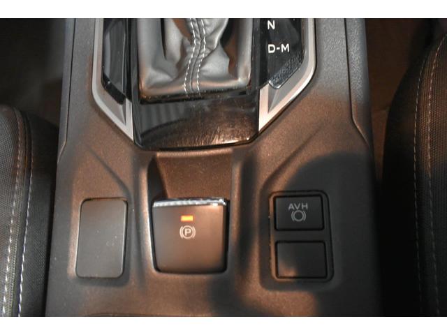 パーキングブレーキをスイッチひとつで作動・解除できる電動パーキングブレーキ。発進時はアクセルを踏むだけで解除できます。