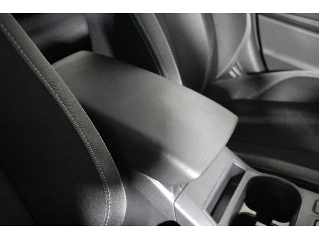 アームレストが装備されています。長距離ドライブでの疲労を軽減し、快適性を高める役割を果たします、蓋を開けるとコンソールボックスになっており、小物や書類などを収納できます。