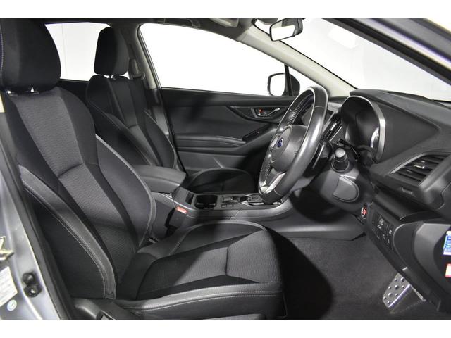 フロントのＡピラー（フロントガラスの柱）を細くしたり、リヤクオーターガラス（後部座席横の小さな窓）を大きくしたりするなど、死角を減らす設計がなされています。