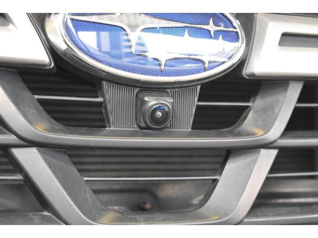 フロントグリルに装着されたカメラの映像をディスプレイに表示。自車の前方の様子が確認でき、見通しの悪い交差点や駐車・発進時などの前方確認をサポートします。