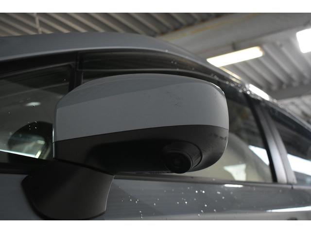 助手席側ドアミラーに装着されたカメラの映像をディスプレイに表示。自車の助手席側前方の様子が確認でき、狭い道への進入やすれ違い、道路端への幅寄せ駐車などをより安心して行うことができます。