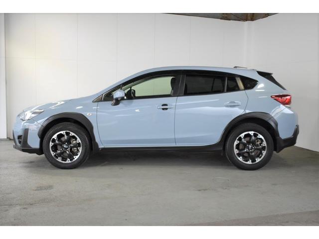 スバルの４ＷＤ（ＡＷＤ）は直進安定性に優れ、日常走行から高速走行まで、さまざまなシーンで安心感に満ちた走りが愉しめます。それは悪路や泥道など左右のタイヤの路面状況が異なるシーンでも変わりません。