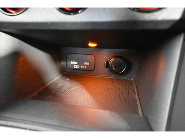 ＵＳＢ充電口が２つとソケット電源が１つございます