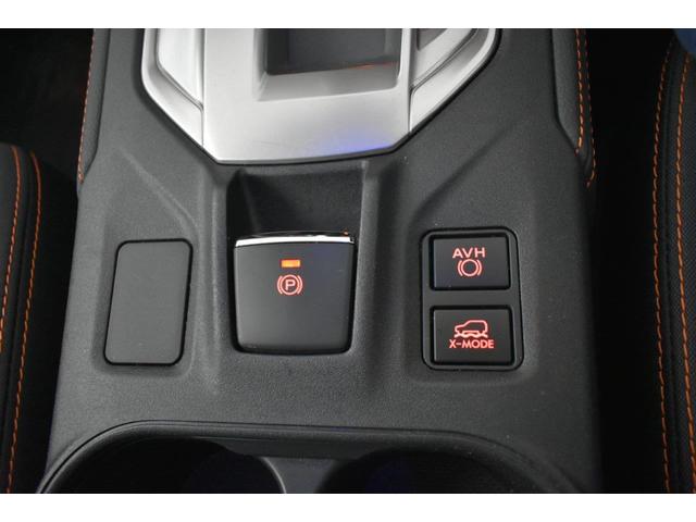 パーキングブレーキをスイッチひとつで作動・解除できる電動パーキングブレーキ。発進時はアクセルを踏むだけで解除できます。